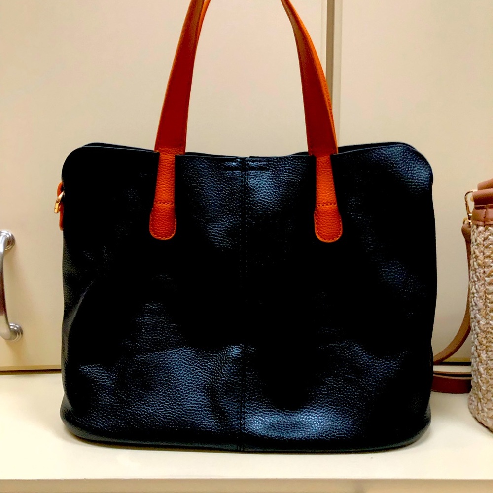 Smallish black tote.